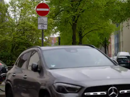 Der Handelsverband Deutschland mahnte, dass eine Debatte &uuml;ber Fahrverbote am Wochenende f&uuml;r den Einzelhandel Gift sei.