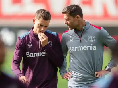 Trainer Xabi Alonso (r) und Florian Wirtz haben gro&szlig;en Anteil am Erfolg von Bayer Leverkusen.