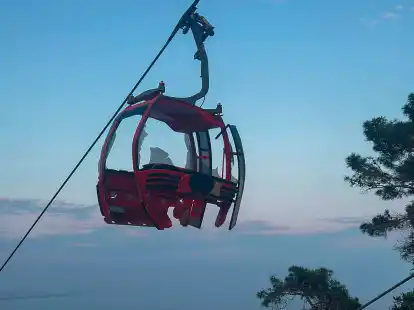 Eine stark besch&auml;digte Kabine eines Seilbahnsystems ist au&szlig;erhalb von Antalya.