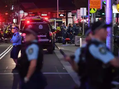 Rettungskr&auml;fte sind an der Bondi Junction zu sehen, nachdem mehrere Menschen in dem Einkaufszentrum in Sydney niedergestochen wurden.