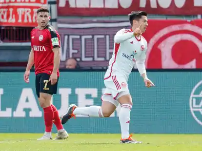 D&uuml;sseldorfs Shinta Appelkamp feiert seinen  Treffer gegen den SV Wehen Wiesbaden.