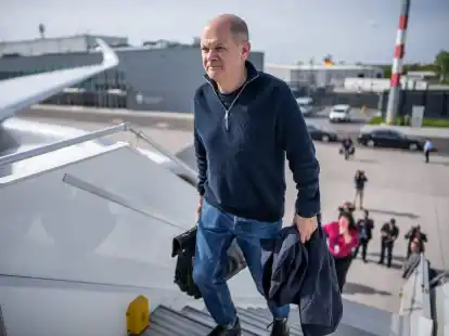 Olaf Scholz auf dem Flughafen Berlin Brandenburg. Es ist die zweite China-Reise des Kanzlers seit seinem Amtsantritt.