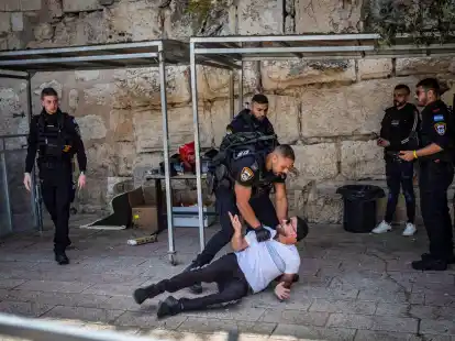 Israelische Sicherheitskr&auml;fte nehmen einen muslimischen Mann in der Altstadt von Jerusalem fest. Die Sorge vor einem iranischen&nbsp;Vergeltungsschlag auf israelisches Territorium w&auml;chst.