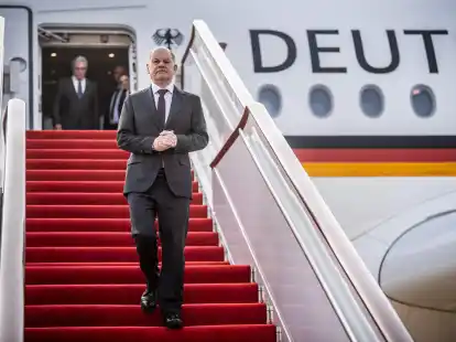 Bundeskanzler Olaf Scholz (SPD) steigt am Flughafen von Chongqing in China aus dem Flugzeug.