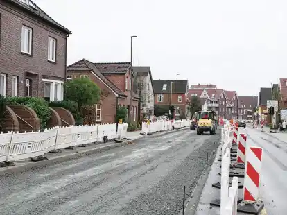 Die Sanierung der Fockenbollwerkstra&szlig;e in Aurich l&auml;uft seit November. Inzwischen neigen sich die Arbeiten dem Ende zu.