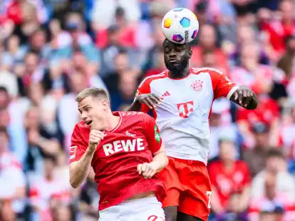 Bayerns Dayot Upamecano (r) im Zweikampf mit K&ouml;lns Steffen Tigges.