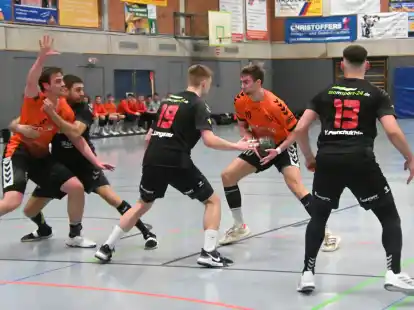 Spitzenspiel gewonnen: Die Handballer der HSG Grüppenbühren/Bookholzberg um Jona Schultz (am Ball) bezwangen die Hunte-Aue Löwen.