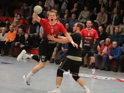 Augen auf und durch: Kaum zu stoppen waren am Samstagabend die Vareler Handballer um Fynn Menne (links) und Lukas Kalafut vom Tabellenvorletzten OHV Aurich II.