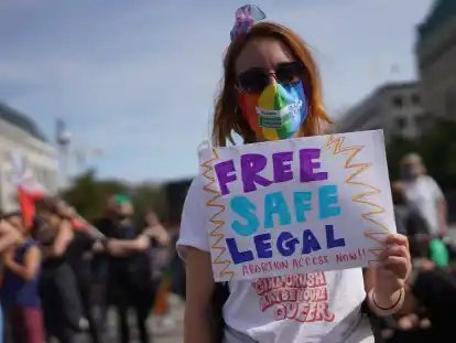 Eine Demonstrantin hält auf dem Pariser Platz ein Plakat mit der Aufschrift „Free Safe Legal Abortion Access Now !!“ (Freier, Sicherer, Legaler Schwangerschaftsabbruch jetzt!!). Die Debatte um eine Liberalisierung des Abtreibungsrechts ist in Deutschland neu entbrannt. (Archivbild)