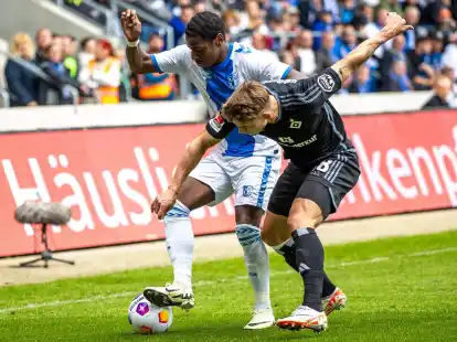Miro Muheim (r) und der HSV trennten sich von Magdeburg 2:2.