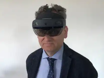 So arbeitet heute ein Chirurg: Professor Dr. Gernot M. Kaiser, Chefarzt im Emder Klinikum, mit einer 3D-Brille, die von K&uuml;nstlicher Intelligenz gef&uuml;ttert wird.