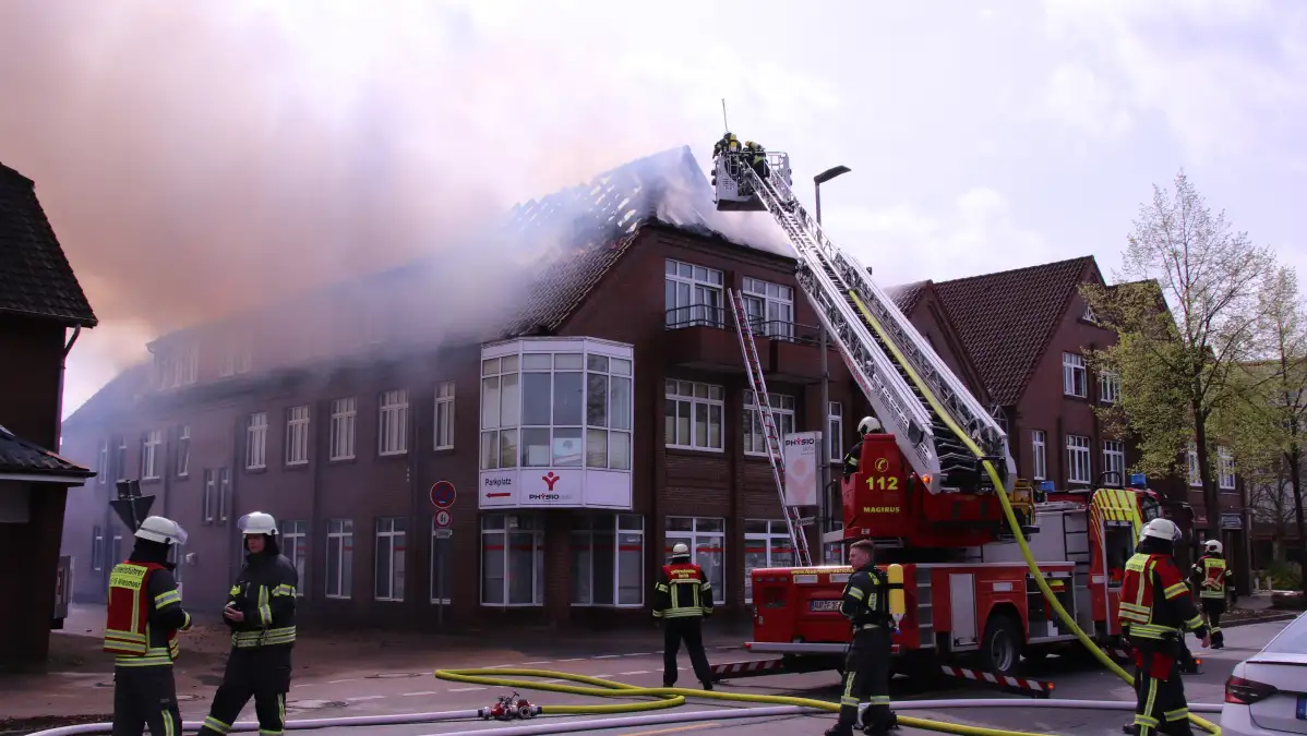 Großbrand in Wiesmoor: Mehr als 200 Feuerwehrleute waren Samstag im ...