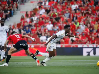 Reals Aur&eacute;lien Tchouam&eacute;ni (r) wurde beim Sieg auf Mallorca rassistisch beleidigt.