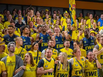 Dieser Sieg schmeckt besonders gut: Die Fans der EWE Baskets Oldenburg feierten am Samstagabend zusammen mit dem Team (Mitte) den Erfolg im Nordwest-Derby in Vechta gegen Rasta.