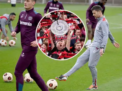 So wird der Pass gespielt: Bei Bedarf zeigt Trainer Xabi Alonso seinen Sch&uuml;tzlingen selbst, wie es funktioniert.