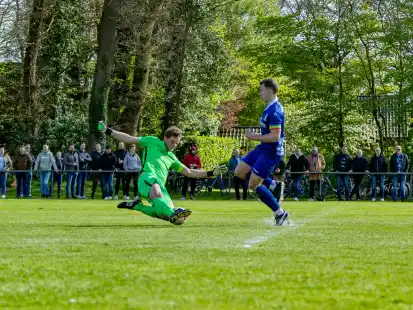 Die Elstener (rote Trikots) verloren gegen den FC Lastrup.
