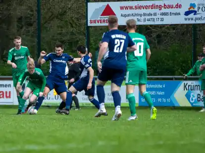 Der SV H&ouml;ltinghausen (gr&uuml;ne Trikots) setzte sich mit 2:0 gegen BW Ramsloh durch.