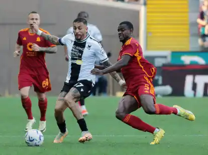 Roma-Verteidiger Evan Ndicka (r) brach im Spiel in Udine auf dem Spielfeld zusammen. Die Partie wurde daraufhin abgebrochen.