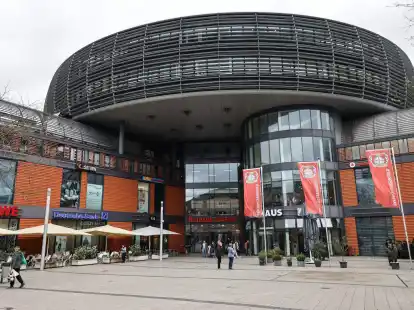Wie ein auf einem Einkaufszentrum gelandetes Ufo: das Rathaus in Leverkusen.