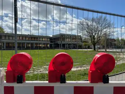 Das neue Rathaus wird vor dem Altbau gebaut. Die Baustelle wurde bereits vor einigen Tagen eingerichtet.