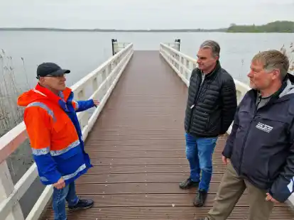 <p>Zufrieden mit dem sanierten F&auml;hranleger: Diplom-Ingenieur Hans-Hermann Hanschke vom Ingenieurb&uuml;ro B&ouml;rjes (von links), Diplom-Ingenieur Bernd Hollwege von der Gemeinde und Bauleiter Ulf von Bloh vom Tiefbauunternehmen Heinrich von Bloh tauschten sich bei der Abnahme noch einmal aus.</p>