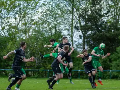 Der SV H&ouml;ltinghausen II (gr&uuml;ne Trikots) empfing am Sonntag SW Lindern.