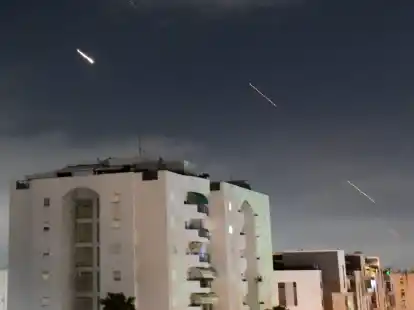 Das israelische Luftabwehrsystem &laquo;Iron Dome&raquo; f&auml;ngt vom Iran abgefeuerte Raketen ab.