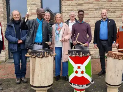 Janita Budde-Frerichs (Agenda Varel, von links), Hans-Joachim Meyer zum Felde (Vorstandsmitglied Agenda Varel), Jean Claude Bigirindavyi, K&uuml;ster Ernst Timermann, Dorothee Evers (Vorstandsmitglied Agenda Varel), R&uuml;diger Drewes, Bruno Mvuyekure, Pastor Edgar Rebbe und Hanns Weweler (Fundus Varel) freuen sich auf die k&uuml;nftige Umsetzung des Trommelkurses.