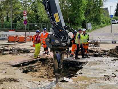 Mit schwerem Gerät musste die beschädigte Hauptwasserleitung unter der Cherbourger Straße freigelegt werden.