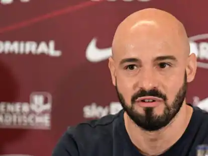 Onur Cinel, designierter Trainer von Red Bull Salzburg, spricht bei der Pressekonferenz zu seiner Vorstellung.