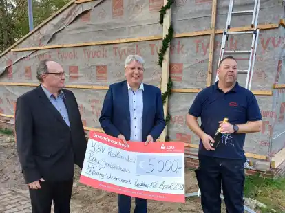 Richtfest in Reitland: Von der LzO gab es eine Spende in Höhe von 5000 Euro für den Bau der Remise.
