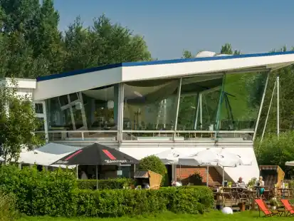 &bdquo;Die Muschel&ldquo; am Hooksmeer: Das Caf&eacute; am Yachthafen bietet im Juni &bdquo;Watt mit Kultur&ldquo;, ein neues B&uuml;hnen-Format der Landesb&uuml;hne und der Wangerland Touristik.