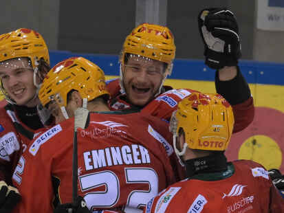 Jan Urbas (mit erhobenem Arm) freut sich mit seinen Teamkollegen über einen Treffer. Die Fischtown Pinguins aus Bremerhaven stehen in der Finalserie der Deutschen Eishockey Liga.