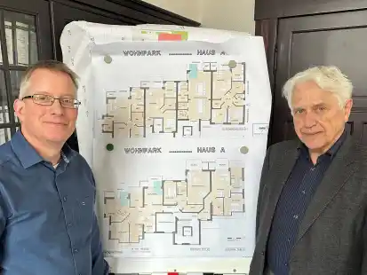 GNSG-Chef Matthias Früchtl (links) und Interimsgeschäftsführer Hans Francksen zeigen die Pläne für das Wohnbauprojekt am Kiebitzberg.