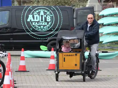 Lastenfahrräder mit eigenem „Kinderabteil“ sind beliebt. Im Schaufenster gingen einige Gäste auf Testfahrt.