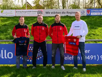 Sind sich einig geworden: Marco Lindemann (2. Vorsitzender), Wilfried Böse (Co-Trainer), Kevin Böse (Trainer) und Timo Boekhoff (1. Vorsitzender).