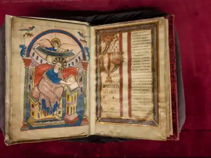 Das Ada-Evangeliar aus der  Schatzkammer der Stadtbibliothek Trier. Die kostbaren Bilderhandschriften sind rund 1200 Jahre alt.