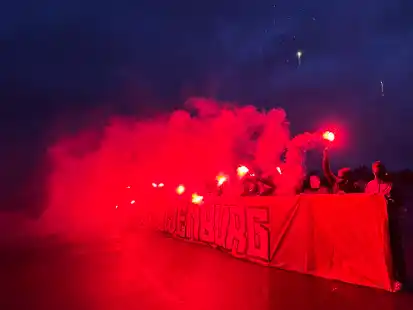 Fans und Stadionbefürworter feierten die Ratsentscheidung und zündeten anschließend auf dem Platz des Neubaus Pyrotechnik und ein Feuerwerk.