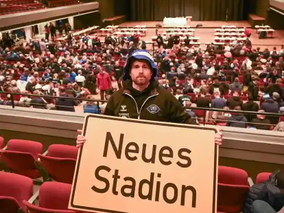 Kurz vor dem Beginn der Ratssitzung: VfB-Spieler Nico Knystock macht plaktativ Werbung für das neue Stadion.