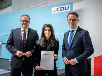 CDU-Generalsekretär Carsten Linnemann (r) und die stellvertretenden Vorsitzenden der Programm- und Grundsatzkommission, Serap Güler und Mario Voigt.