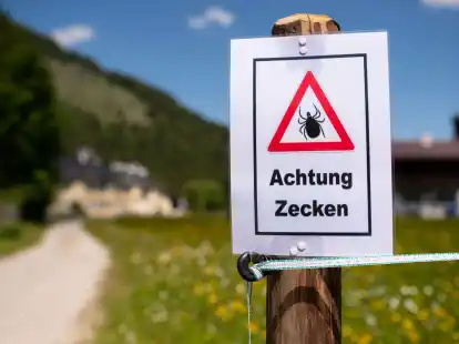 Wer so ein Schild beim Wandern sieht, sollte sich am Abend besonders gut nach Zecken absuchen.