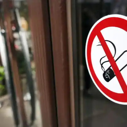 In Großbritannien diskutiert man ein umstrittenes Rauchverbot. Das Vorhaben von Premierminister Sunak führt auch zu innerparteilichen Streitigkeiten.