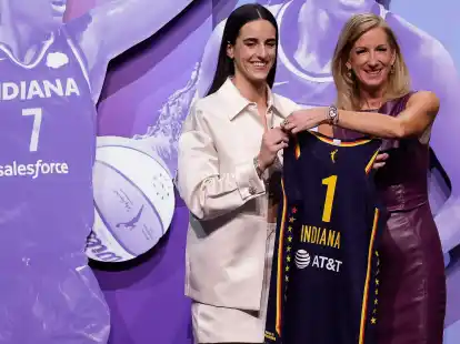 Caitlyn Clark (l) aus Iowa wurde von den Indiana Fever in der ersten Runde als erste Spielerin des WNBA-Basketball-Drafts ausgew&auml;hlt.