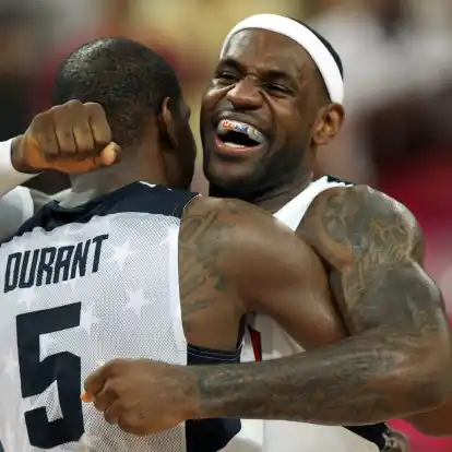 US-Nationalspieler Kevin Durant (links) umarmt LeBron James: Die USA schicken nach Angaben von US-Medien ein Team voller Stars zu den Olympischen Spielen nach Paris.