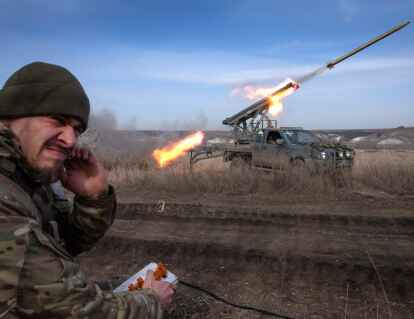 Ein ukrainischer Offizier feuert ein Mehrfachraketen-System auf russische Stellungen an der Frontlinie bei Bachmut ab (Archivbild aus dem März 2024).