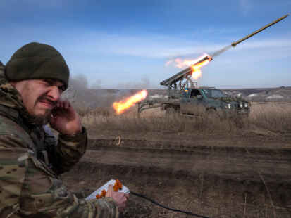 Ein ukrainischer Offizier feuert ein Mehrfachraketen-System auf russische Stellungen an der Frontlinie bei Bachmut ab (Archivbild aus dem März 2024).