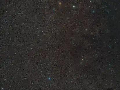Das Handout zeigt einen Weitwinkelausschnitt der Umgebung von «Gaia BH3», dem massereichsten stellaren schwarzen Loch in unserer Galaxie. Das schwarze Loch selbst ist hier nicht sichtbar, aber der Stern, der es umkreist, befindet sich in der Mitte des Bildes.