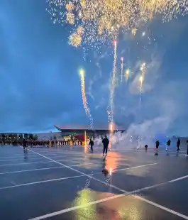 Fans und Stadionbefürworter feierten die Ratsentscheidung und zündeten anschließend auf dem Platz des Neubaus Pyrotechnik und ein Feuerwerk.