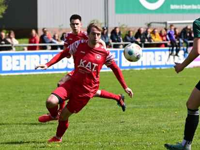 Rene Otto (am Ball) geht mit dem VfB Germania Wiemoor und einer gehörigen Portion Wut im Bauch in die nächste Bezirksliga-Begegnung.