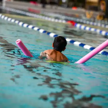 Das Kind früh anmelden und das Lehren den Profis überlassen: Die DLRG empfiehlt Schwimmkurse bereits im Vorschulalter.